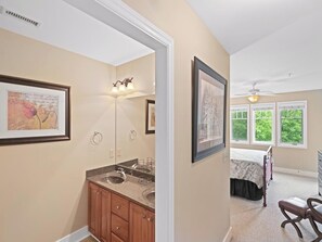 2 عدّة غرف نوم ومكواة/لوح كي وخدمة الإنترنت وملاءات أسرّة