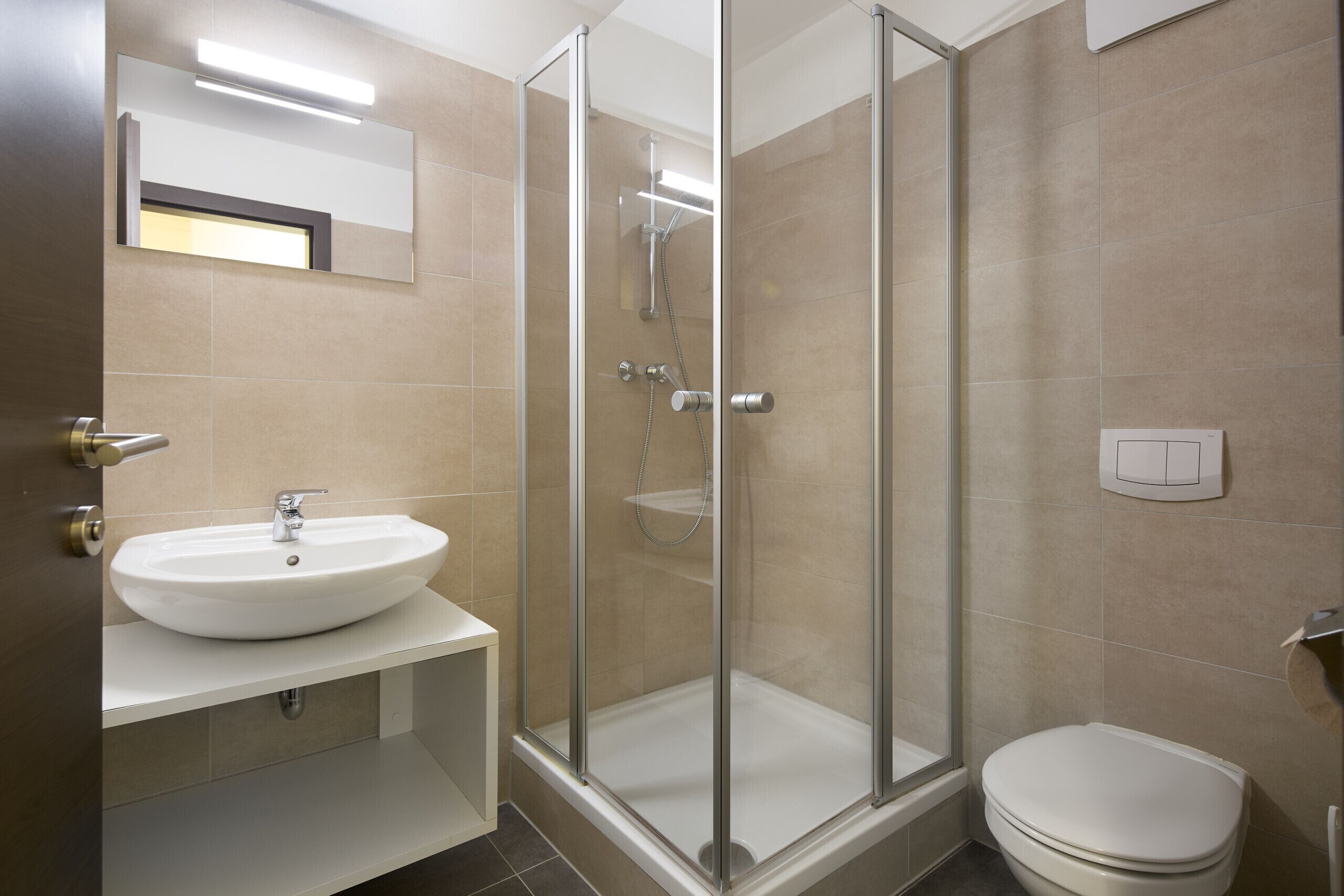 Dusche, Haartrockner, Toilettenpapier