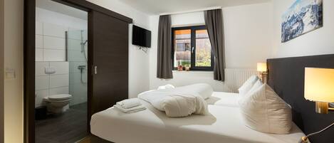 3 bedrooms, in-room safe, iron/ironing board, free WiFi
