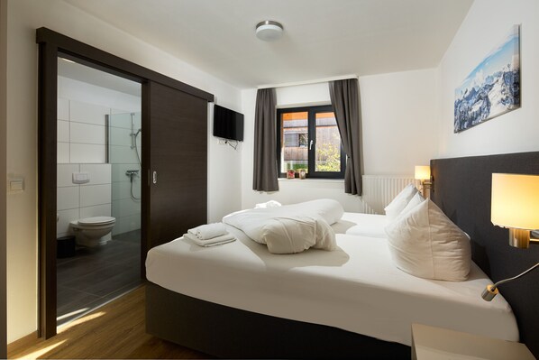 3 bedrooms, in-room safe, iron/ironing board, free WiFi