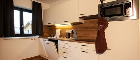 Jääkaappi, mikroaaltouuni, astianpesukone, kahvin-/teenkeitin