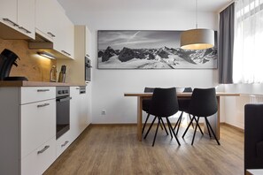 Wasserkocher mit Kaffee-/Teezubehör, Kühlschrank, Mikrowelle, Ofen