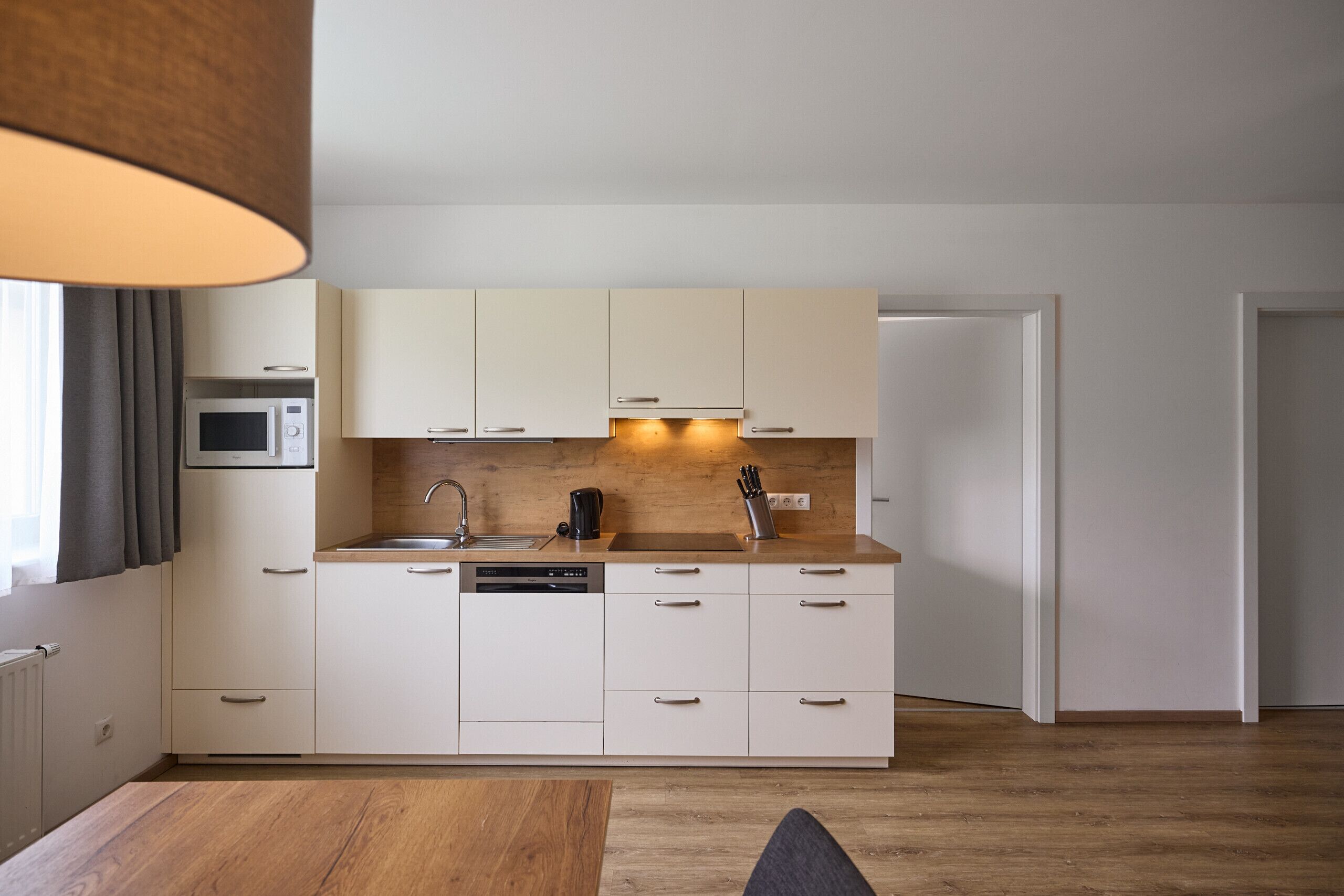 Wasserkocher mit Kaffee-/Teezubehör, Kühlschrank, Mikrowelle