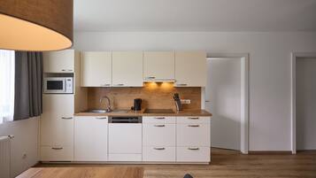 Wasserkocher mit Kaffee-/Teezubehör, Kühlschrank, Mikrowelle