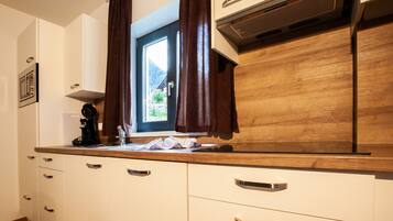 Wasserkocher mit Kaffee-/Teezubehör, Kühlschrank, Mikrowelle