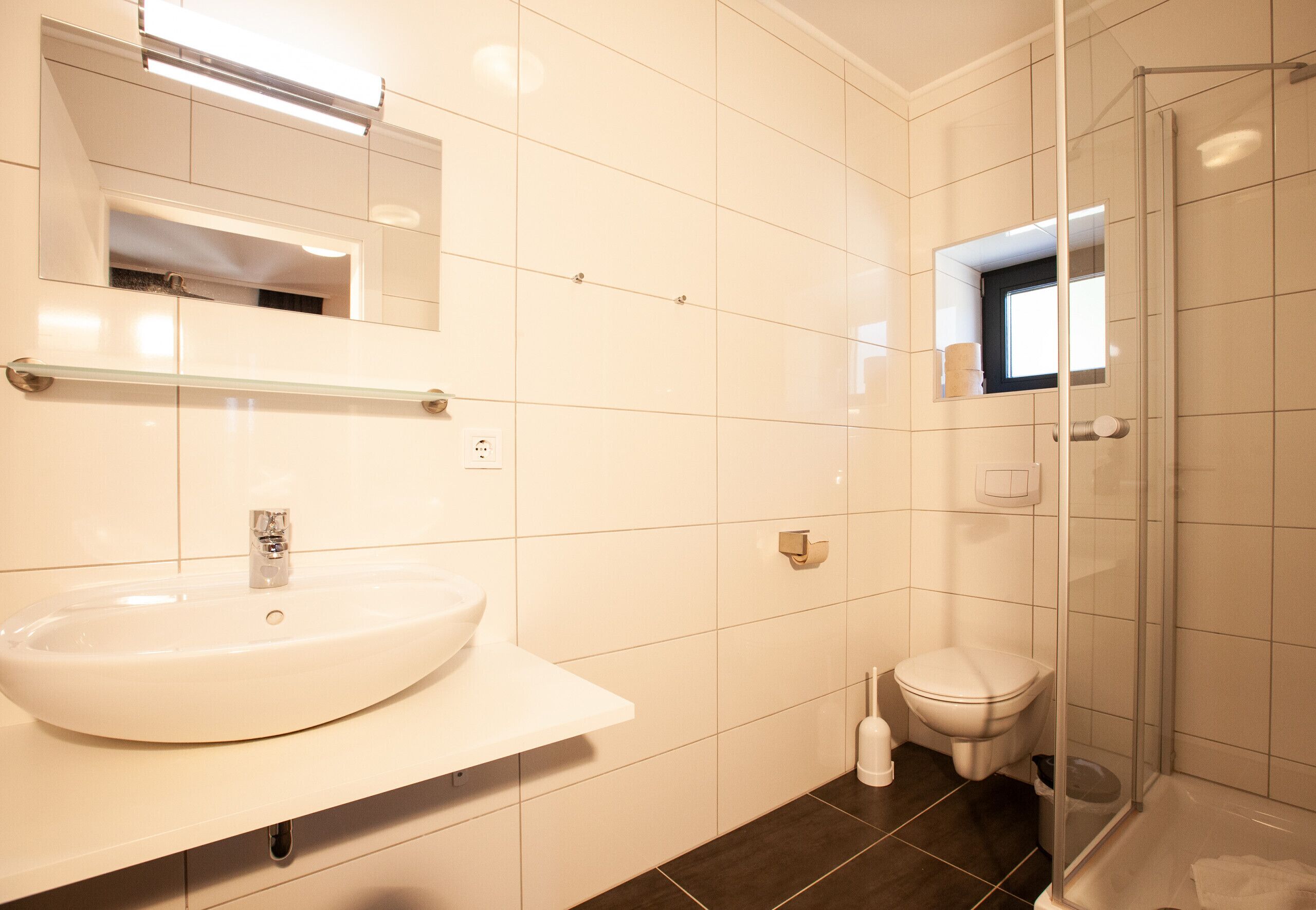 Een douche, een haardroger, toiletpapier