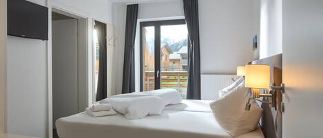 2 bedrooms, in-room safe, iron/ironing board, free WiFi