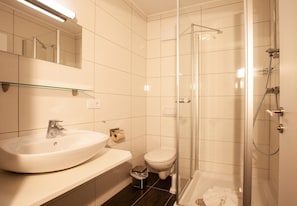 Regadera, secadora de cabello, papel de baño