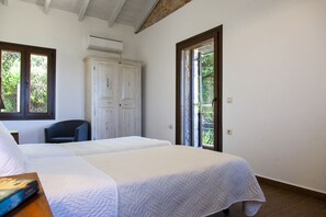 3 chambres, coffres-forts dans les chambres, fer et planche à repasser