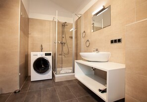 Baignoire, sèche-cheveux, papier toilette