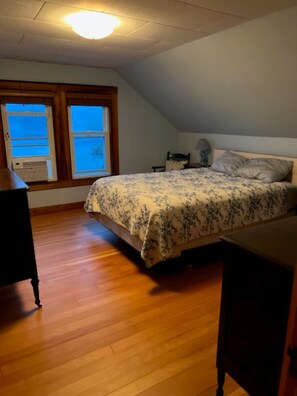 2 bedrooms, iron/ironing board, WiFi, bed sheets - Boathouse Apartment at Fortunes Rocks, 100 feet from the beach. (Biddeford)