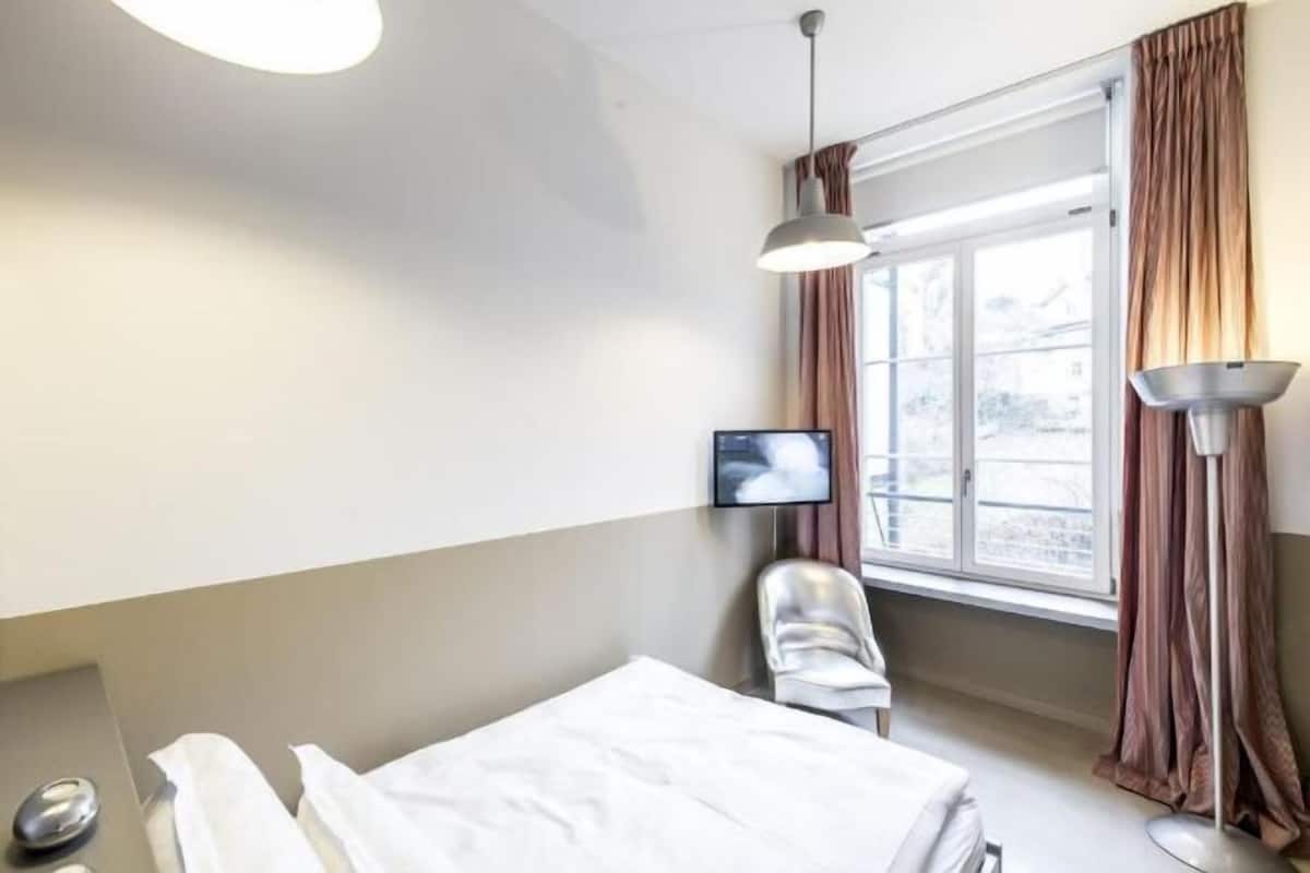 2 bedrooms, premium bedding, down comforters, in-room safe
