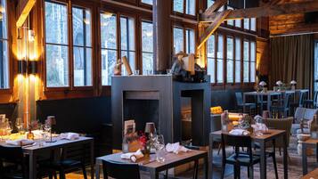 Petit déjeuner et déjeuner servis sur place, restauration en plein air