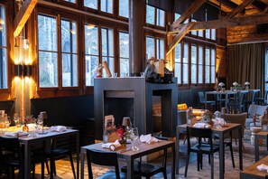 Breakfast served, local and international cuisine, alfresco dining  - lofthotel am Walensee (Quarten)