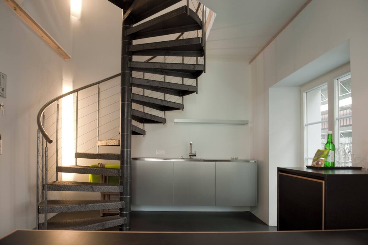 Una cocina moderna con estufa integrada, un fregadero y una ventana.