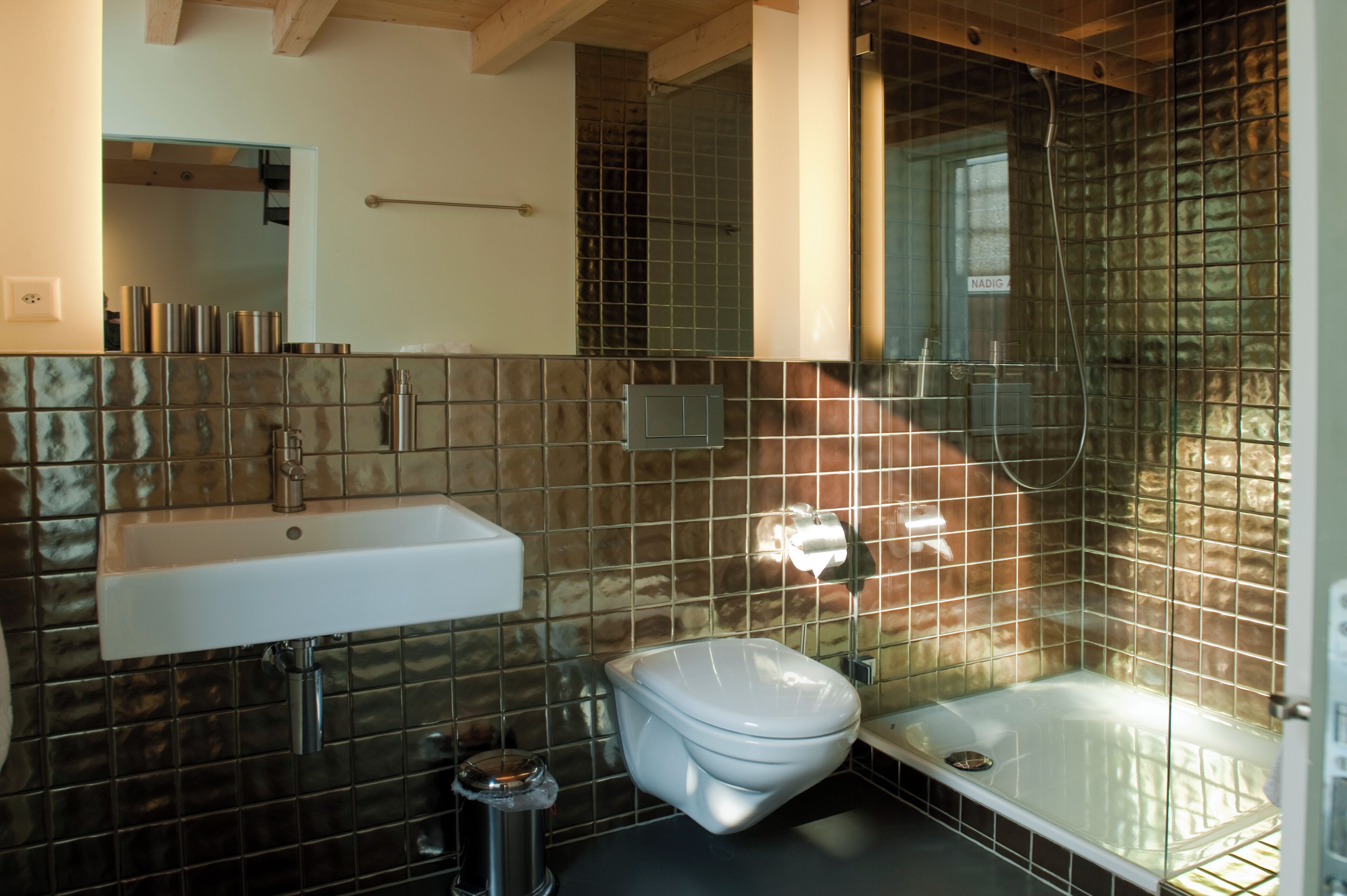 Une salle de bain avec un lavabo blanc, des toilettes et une baignoire.