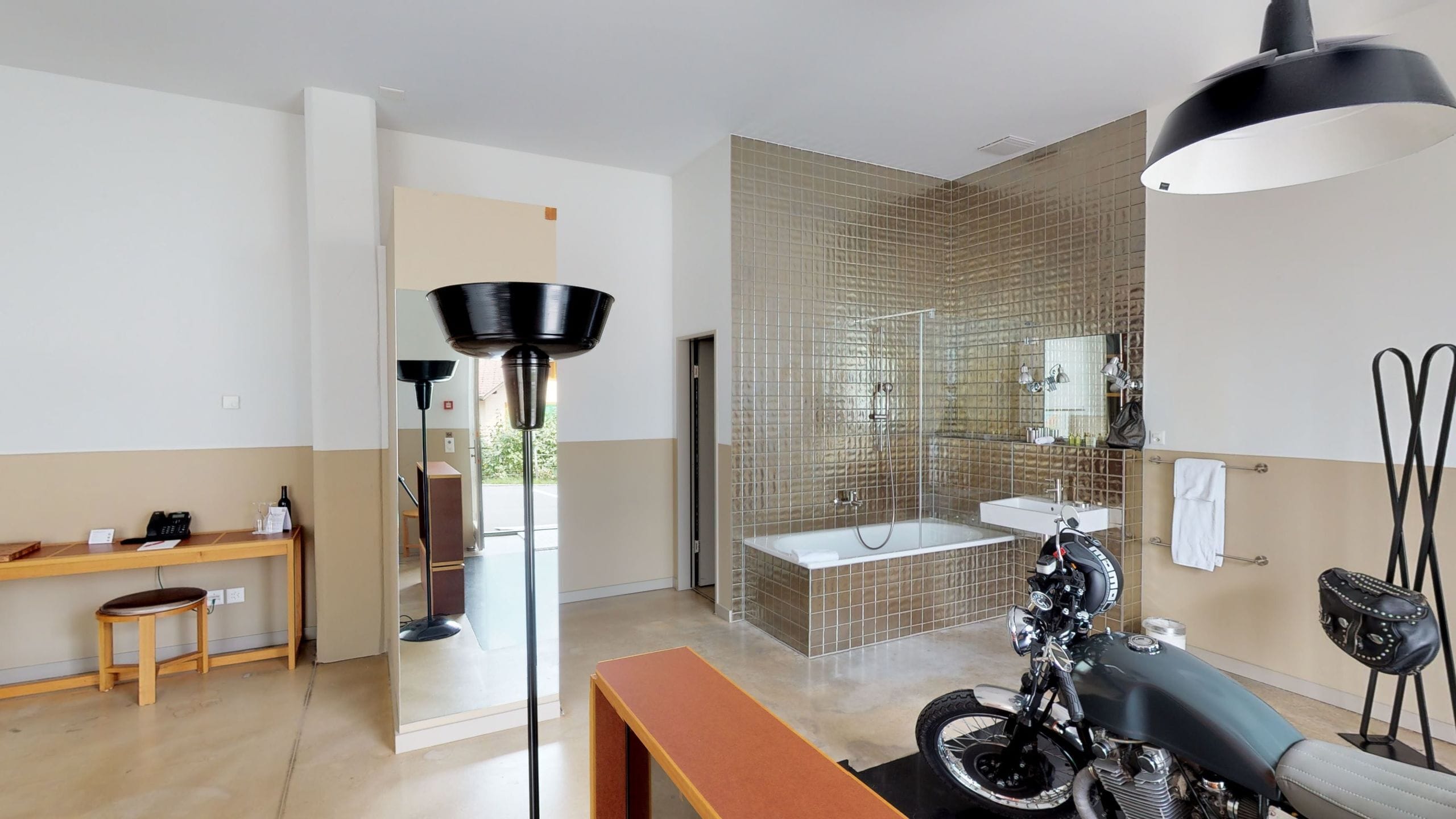 Une salle de bain moderne équipée d’une baignoire, de toilettes et d’un espace douche.