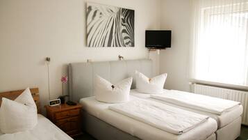 Standardværelse til 3 personer | Skrivebord, lydisolering, strygejern/strygebræt, gratis Wi-Fi