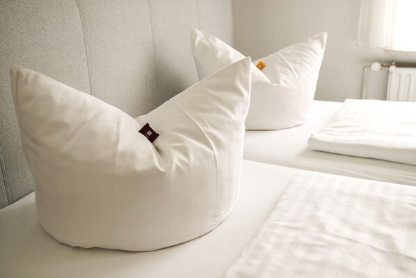 Escritorio, sistema de insonorización y tabla de planchar con plancha 