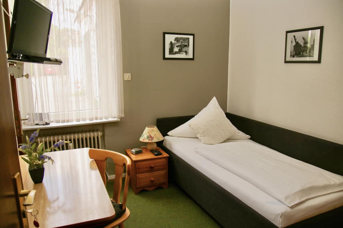 Standard-Einzelzimmer | Schreibtisch, schallisolierte Zimmer, Bügeleisen/Bügelbrett