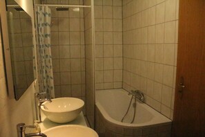 Baignoire, sĂšche-cheveux, serviettes fournies
