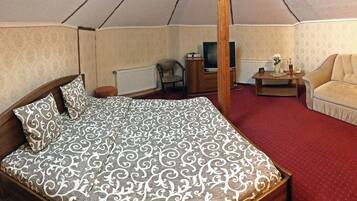 Economy Double or Twin Room | Individually furnished, desk, iron/ironing board, free WiFi