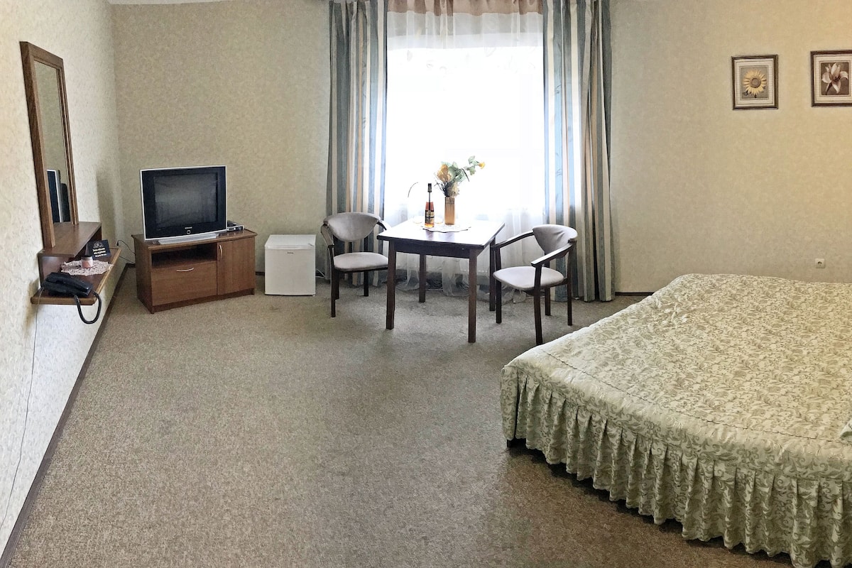Habitación estándar con 1 cama doble o 2 individuales | Escritorio, tabla de planchar con plancha, wifi gratis