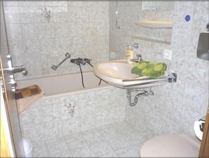Bathtub, towels - Ferienwohnung, 35 qm Erdgeschoss, Kombinierter Wohn- und Schlafraum (Bad Endorf)