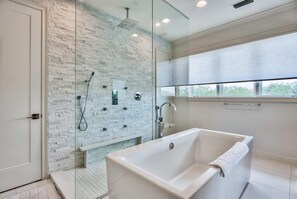 Combined shower/tub, hair dryer, towels