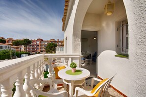 Outdoor dining - BADIA 2 ,PISO 2ha,PISCINA,100m PLAYA,PARKING,WIFI (Empuriabrava)
