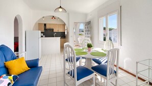 Apartamento moderno com sala de jantar, cozinha e sala de estar.