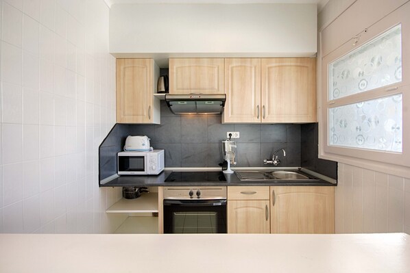 Refrigerador, horno, parrilla de estufa y cafetera y tetera 