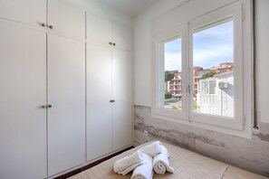 2 slaapkamers, een strijkplank/strijkijzer, gratis wifi