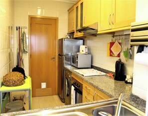 Kjøleskap, mikrobølgeovn, ovn og kokeplater