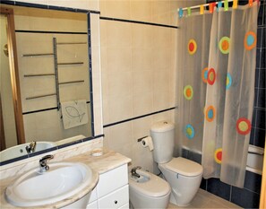 Combined shower/bathtub, bidet, toilet paper - Ocean Breeze (Portimão)
