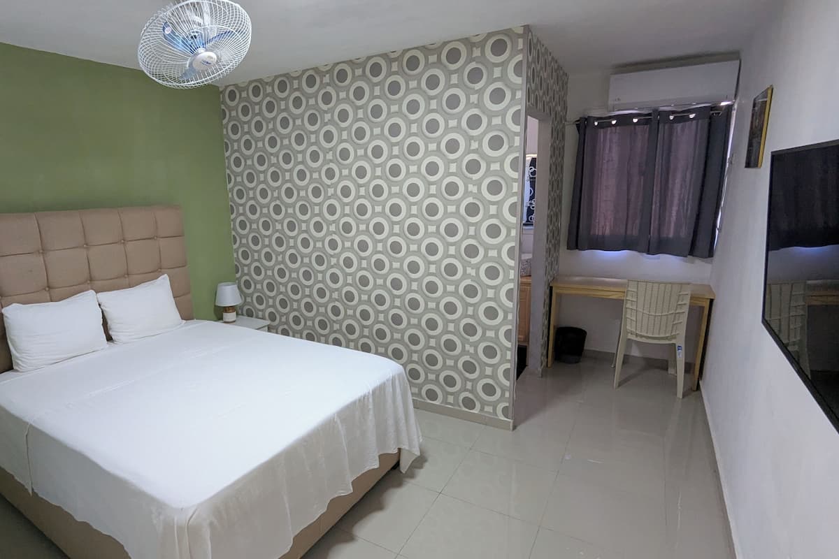 Comfort Double Room, 1 Queen Bed | 3 bedrooms, pillowtop beds, free WiFi, bed sheets