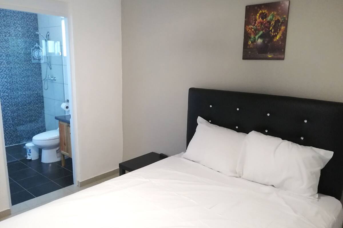 comfort double room, 1 queen bed | 3 bedrooms, pillow-top beds, free wifi, bed sheets