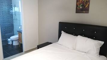 Comfort Double Room, 1 Queen Bed | 3 bedrooms, pillowtop beds, free WiFi, bed sheets