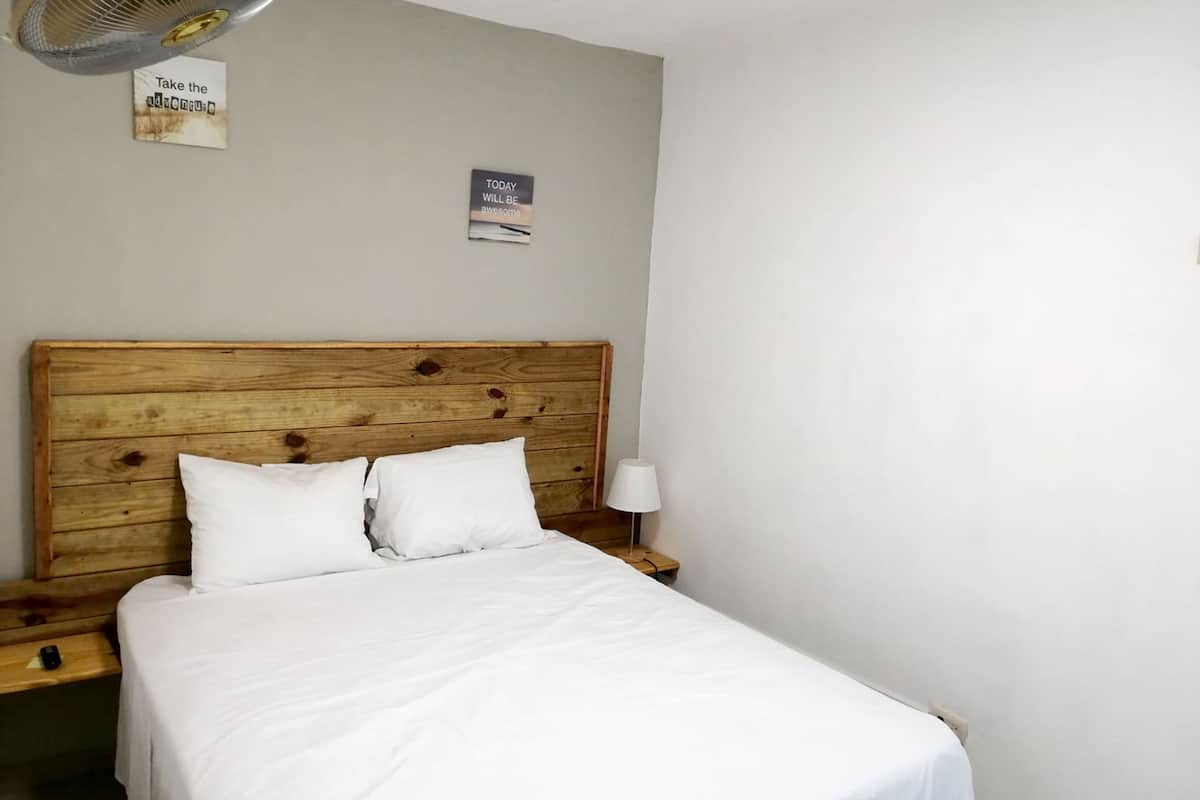 Eenvoudige kamer, 1 queensize bed | 3 slaapkamers, pillowtop-bedden, gratis wifi, beddengoed