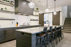 Fridge, microwave, oven, stovetop - Arcadia 42 | Private Hot Tub * Ping Pong * Games * Foosball * Arcade (Santa Clara)