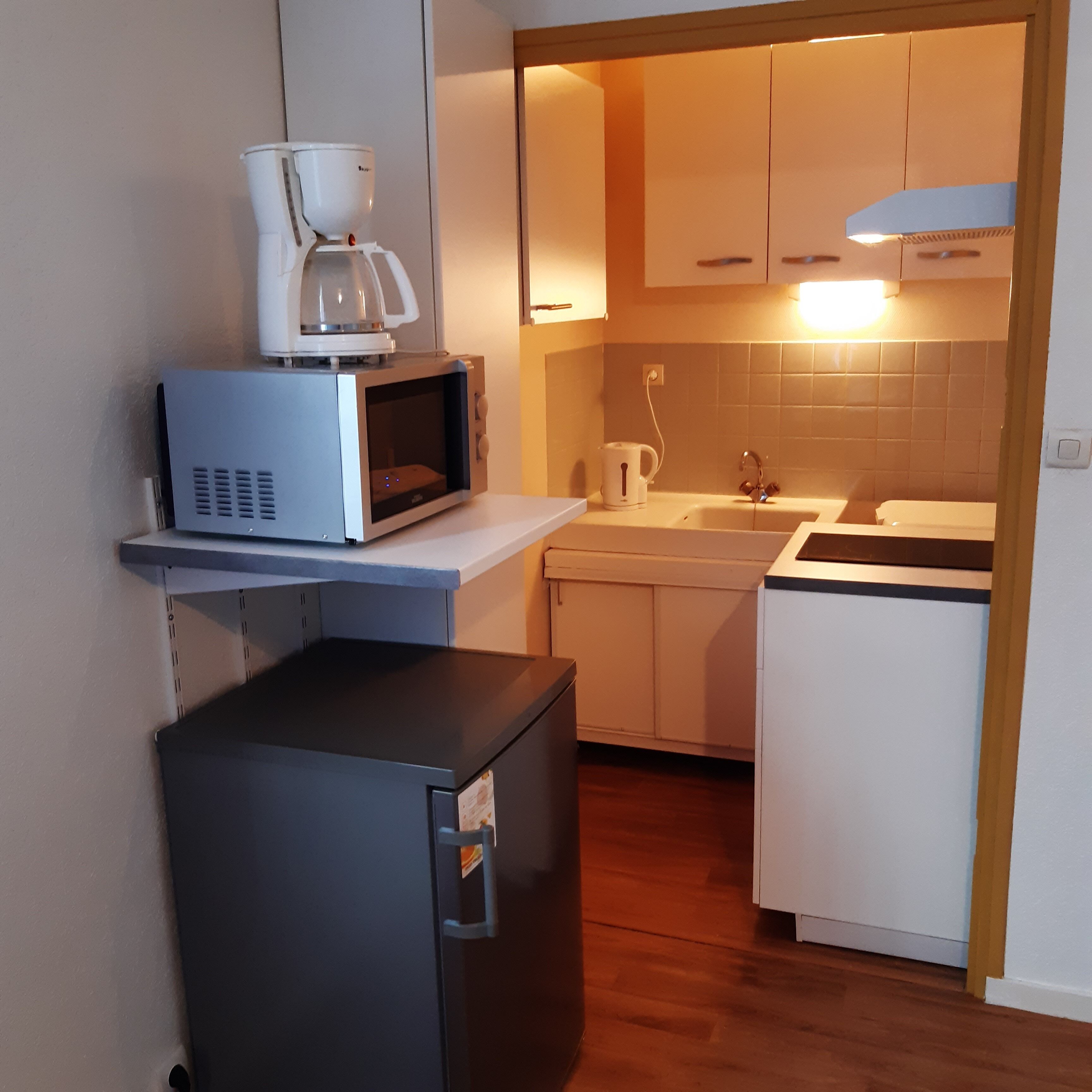 Een koelkast, een microgolfoven, een oven, een kookplaat