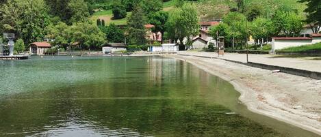 På stranden og solsenger