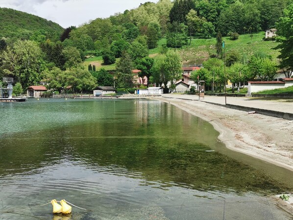 على الشاطئ، كراسي للتشمس