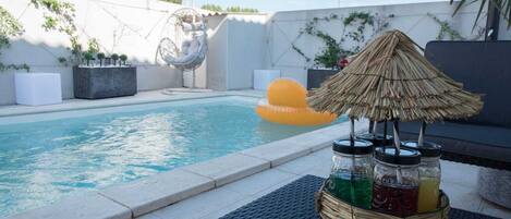 Una piscina al aire libre, una piscina climatizada