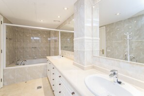 Badewanne, Haartrockner, Handtücher