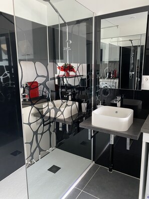 Dusche, Haartrockner, Handtücher, Toilettenpapier