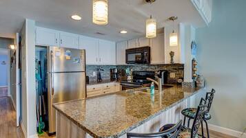 Réfrigérateur, micro-ondes, four, plaque de cuisson