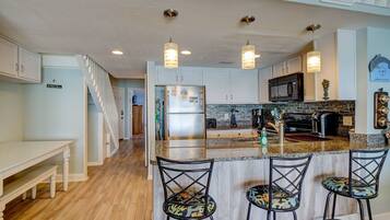 冰箱、微波炉、烤箱、炉灶