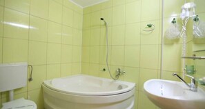 Standard Double or Twin Room | Bathroom | Rainfall showerhead, free toiletries, hair dryer, bathrobes - Hotel Traian (Constanta)