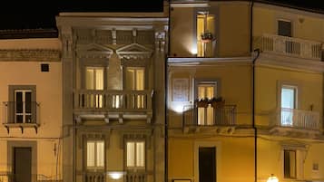 Bagian depan properti - sore/malam